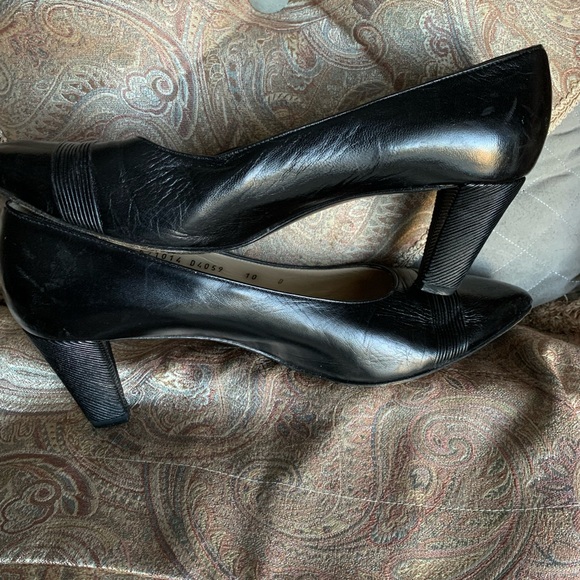 Bruno Magli ladies size 10(US) black pumps - Picture 3 of 3
